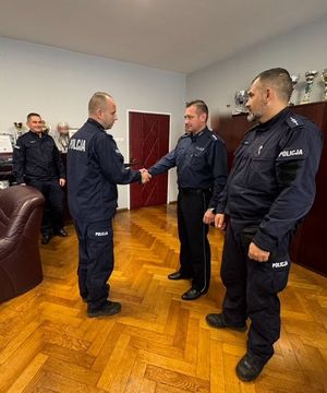 komendant Powiatowy Policji w Kłodzku wręcza akt mianowania na stanowisko służbowe . Foto w pomieszczeniu służbowym