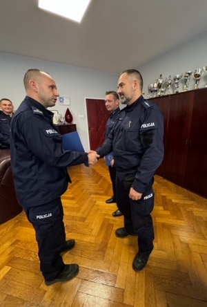 komendant Powiatowy Policji w Kłodzku wręcza akt mianowania na stanowisko służbowe . Foto w pomieszczeniu służbowym