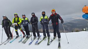 osoby w strojach narciarskich stoją na tle stoku