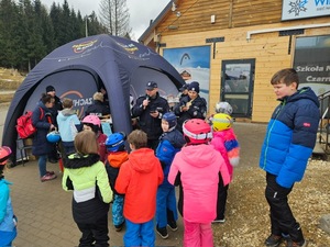 Dzieci podczas konkursu stoją przy Policjantach