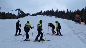 Policjanci na nartach na tle stoku narciarskiego