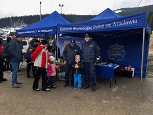 mały chłopiec stoi przy policjantach