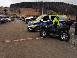 na policyjnym quadzie siedzi chłopczyk