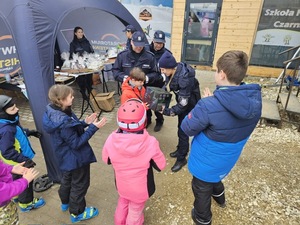 chłopczyk otrzymuje nagrodę za zwycięstwo w konkursie