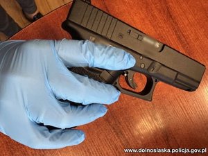 Wyrwał pistolet sprzedawcy, uderzył go i uciekł. Wcześniej zaatakował seniora - sprawca zatrzymany przez kłodzkich policjantów