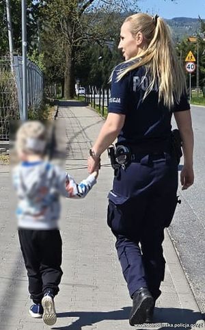 Zagubione dziecko w rejonie drogi krajowej nr 33. Zareagowali policjanci z Bystrzycy Kłodzkiej
