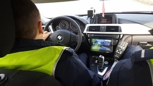 policjant siedzi za kierownica radiowozu