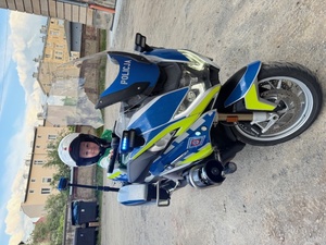 dziecko w kasku siedzi na motocykl