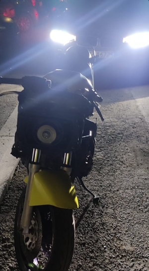 KIERUJĄC MOTOCYKLEM BEZ UPRAWNIEŃ POSŁUGIWAŁ SIĘ TABLICĄ REJESTRACYJNĄ Z INNEGO POJAZDU