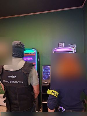 FUNKCJONARIUSZE ZLIKWIDOWALI NIELEGALNY PUNKT HAZARDOWY W POWIECIE KŁODZKIM