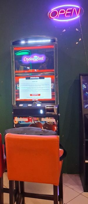 automat i krzesło na zdjeciu