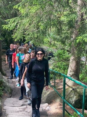 grupa osób idzie szlakiem górskim