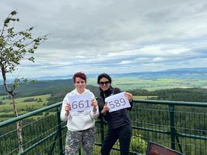 dwie kobiety stoja obok siebie w górach