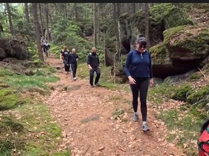 grupa osób idzie szlakim w górach