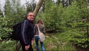 męzczyna i kobieta   idą  w górach