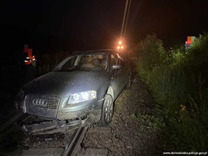 zdjęcie porzuconego auta na torach