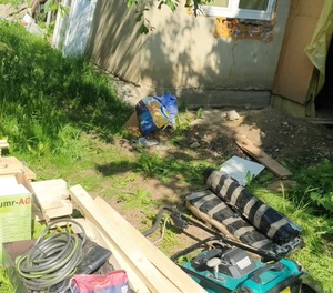 zabezpieczone przedmioty z kradzieży  leżą na trawie  na terenie ogródków