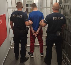 Dzielnicowi zatrzymali poszukiwanego sprawcę kradzieży rozbójniczej
