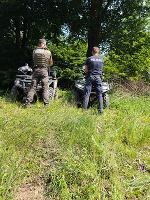 Wspólne działania Policji i Straży Leśnej w ramach akcji "Bezpieczne Wakacje 2025"