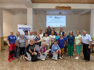 Spotkanie „Bezpieczni 60+” z udziałem policjantów kłodzkiej drogówki
