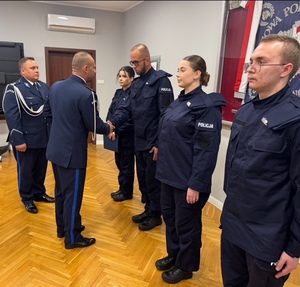 „STRZEC BEZPIECZEŃSTWA PAŃSTWA I JEGO OBYWATELI NAWET Z NARAŻENIEM ŻYCIA” – MIĘDZY INNYMI TE SŁOWA ROTY ŚLUBOWANIA WYPOWIEDZIELI NOWO PRZYJĘCI POLICJANCI