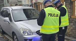Nieprawidłowe parkowanie w Kłodzku. Zanim zostawisz auto, pomyśl o pieszych!