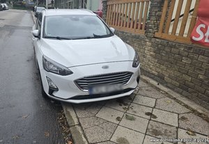 auto osobowe zaparkowane na chodniku, dalej  widać fragment  chodnika