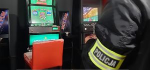 FUNKCJONARIUSZE ZLIKWIDOWALI NIELEGALNY PUNKT HAZARDOWY W POWIECIE KŁODZKIM