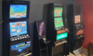 zdjęcie  trzech automatów do gier w pomieszczeniu