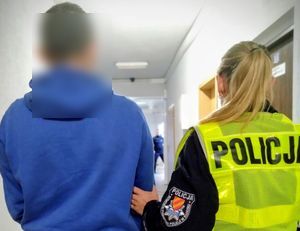 Policjanci z Kłodzka ustalili i zatrzymali sprawców podpalenia stodoły oraz czterech samochodów