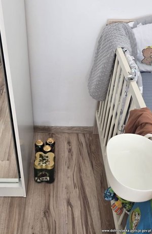 zdjęcie łóżeczka i obok leży zgrzewka puszek