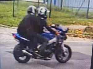 Policjanci ustalają sprawców kradzieży zuchwałej w Nowej Rudzie. Policja prosi o kontakt świadków zdarzenia