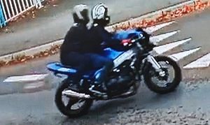 zdjęcie motocykla na którym jada dwie soby w kaskach
