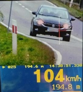 samochód jadący po ulicy , nadruk wyniku prędkości pojazdy 104 km/h