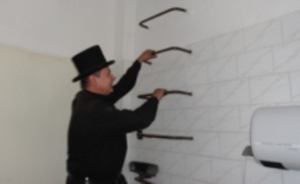 kominiarz idzie po drabince przymocowanej do ściany w pomieszczeniu