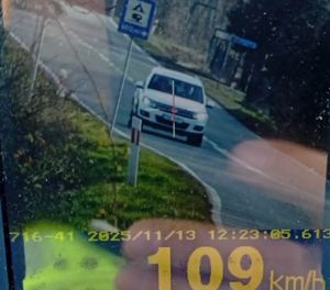 zdjęcie z rejestratora prędkości widać auto jadące po ulicy i oznaczenie jego prędkości 109 km/h