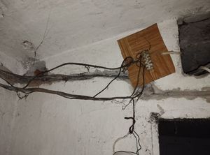 widać wiszące przewody na ścianie