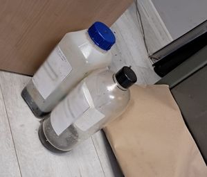 zabezpieczone dwie butelki stoją na blacie