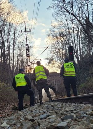 POLICJA KONTROLUJE NEWRALGICZNE ODCINKI TORÓW-DZIAŁANIA NADAL TRWAJĄ