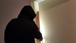 Nieznajomy przy drzwiach? Sprawdź, zanim otworzysz