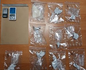 zabezpieczone przez policjantów zawiniątka , które leżą na blacie