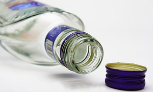 Skradziony alkohol wypił w sklepie, teraz stanie przez sądem