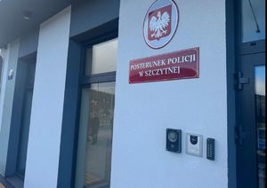 na scianie tabliczka z godłem polski oraz tabliczka z napisem posterunek policji w Szczytnej