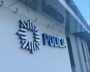 na scianie loogo policji i napis policja