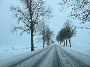 ZIMA NA DROGACH – POLICJANCI APELUJĄ O OSTROŻNOŚĆ
