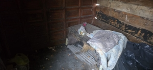 pomieszczenie pustostany, lezacy materiał świeczka, szmata