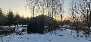 budynek w tele - - na zewnątrz leży śnieg