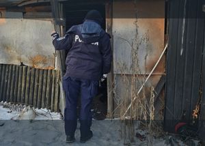 policjant wchodzi do altany - na zewnątrz śnieg