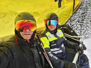 dwóch policjantów siedzi na ławeczce wyciągu narciarskiego - w tle widać śnieg