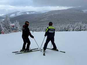 dwóch policjantów na stoku na nartach